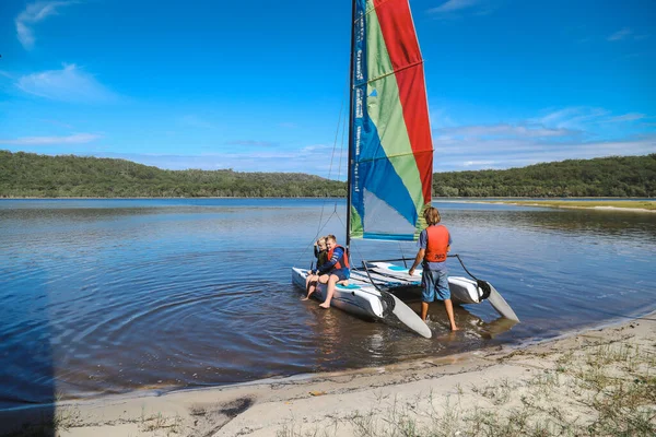 Smith Gölü, NSW Avustralya - 29 Nisan 2022: Çocuklar için gölde yelkencilik dersi veren tekne