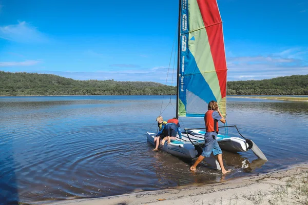 Smith Gölü, NSW Avustralya - 29 Nisan 2022: Çocuklar için gölde yelkencilik dersi veren tekne