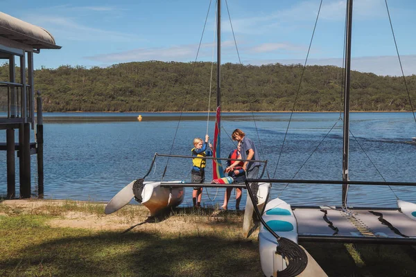 Smith Gölü, NSW Avustralya - 29 Nisan 2022: Çocuklar ders sırasında yelkenli direğini nasıl çekeceklerini öğreniyorlar