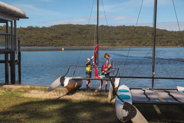 Smith Gölü, NSW Avustralya - 29 Nisan 2022: Çocuklar ders sırasında yelkenli direğini nasıl çekeceklerini öğreniyorlar