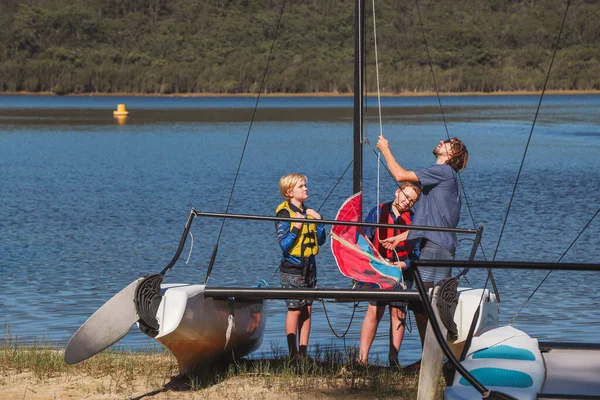Smith Gölü, NSW Avustralya - 29 Nisan 2022: Çocuklar ders sırasında yelkenli direğini nasıl çekeceklerini öğreniyorlar