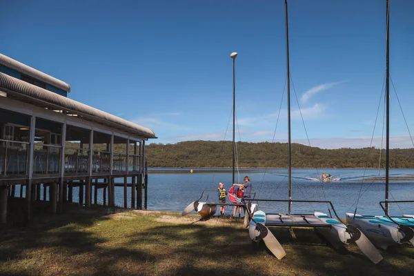 Smith Gölü, NSW Avustralya - 29 Nisan 2022: Çocuklar ders sırasında yelkenli direğini nasıl çekeceklerini öğreniyorlar