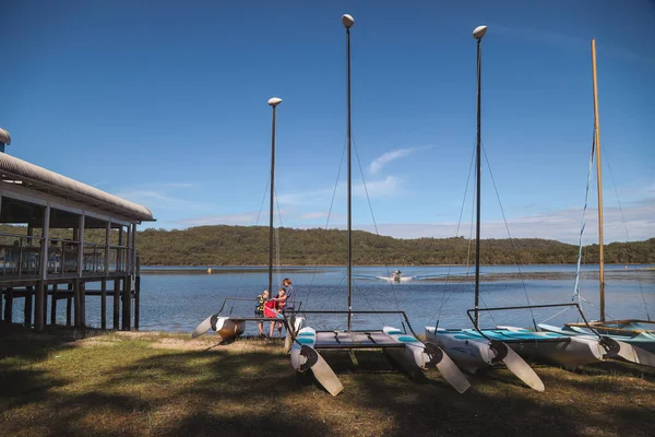 Smith Gölü, NSW Avustralya - 29 Nisan 2022: Çocuklar ders sırasında yelkenli direğini nasıl çekeceklerini öğreniyorlar