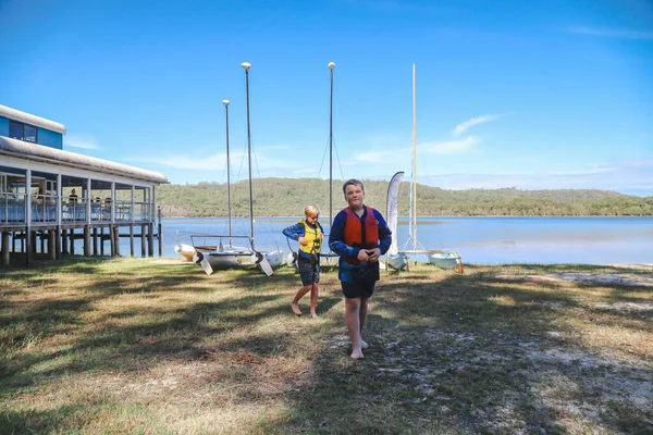 Smith Gölü, NSW Avustralya - 29 Nisan 2022: Çocuklar güneşli bir günde köpüklü kahve kayıkhanesinde yelkencilik dersine katılıyor