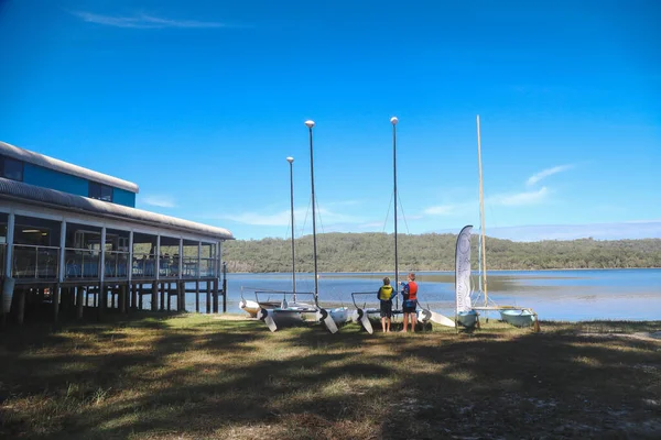 Smith Gölü, NSW Avustralya - 29 Nisan 2022: Çocuklar güneşli bir günde köpüklü kahve kayıkhanesinde yelkencilik dersine katılıyor