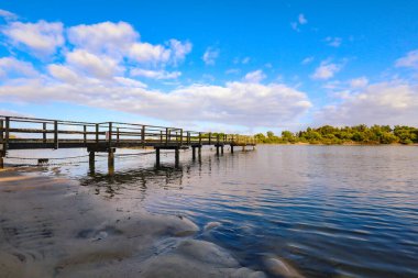 Forster NSW Avustralya 'da mavi gökyüzü ile Jetty yüzme platformu