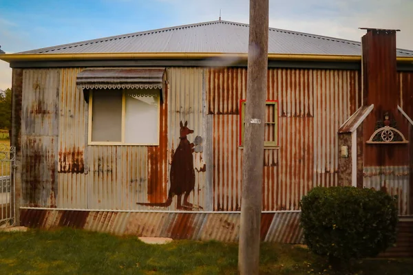 Rustikální Australská Chalupa Kovovou Boxerskou Klokaní Výzdobou Straně Domu — Stock fotografie