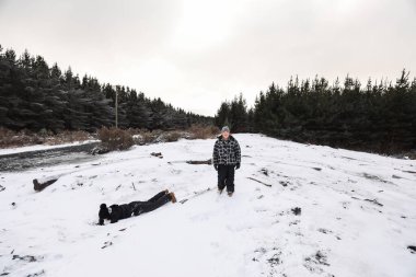 Karlı kış harikalar diyarında oynayan mutlu çocuklar
