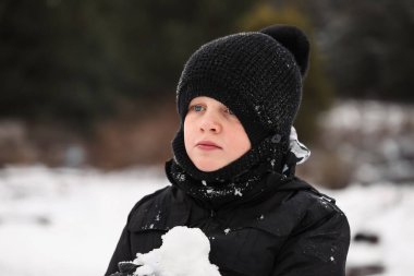 Beyaz çocuk karlı kış harikalar diyarında oynuyor.