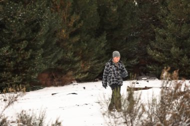 Karlı kış harikalar diyarını keşfeden küçük bir çocuk