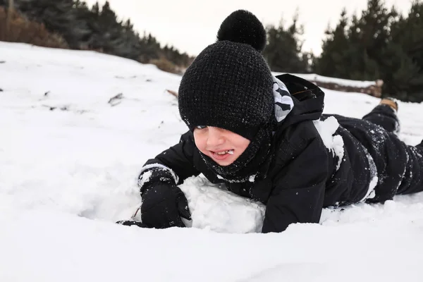 Счастливый Мальчик Играющий Снежной Зимней Стране Чудес Ест Снег — стоковое фото