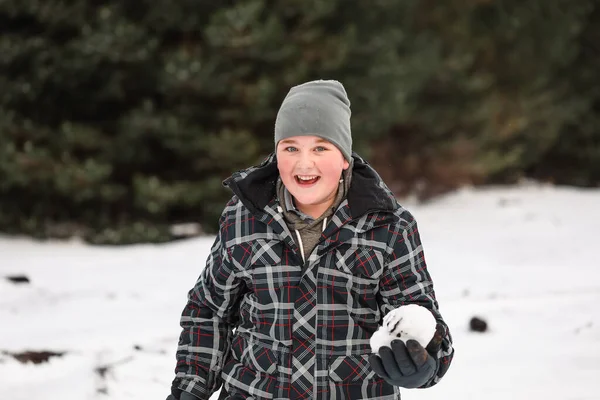 Счастливый Мальчик Играющий Снежной Зимней Стране Чудес — стоковое фото