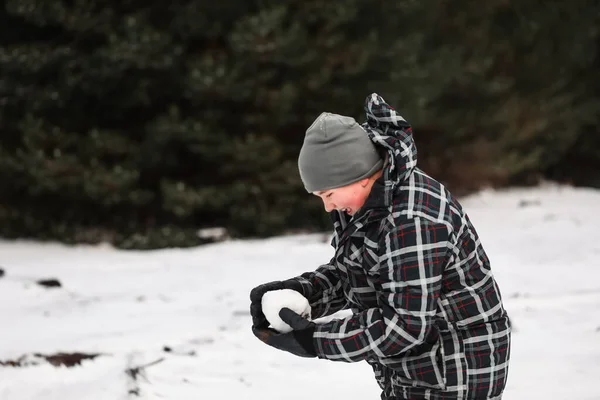 Счастливый Мальчик Играет Снежной Зимней Стране Чудес — стоковое фото