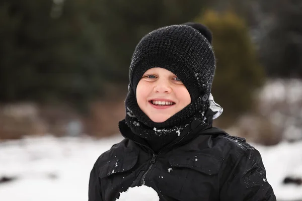 Portret Szczęśliwego Białego Chłopca Bawiącego Się Śnieżnej Zimowej Krainie Czarów — Zdjęcie stockowe