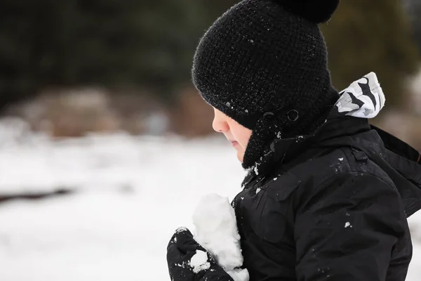 Кавказский Мальчик Играет Снежной Зимней Стране Чудес — стоковое фото