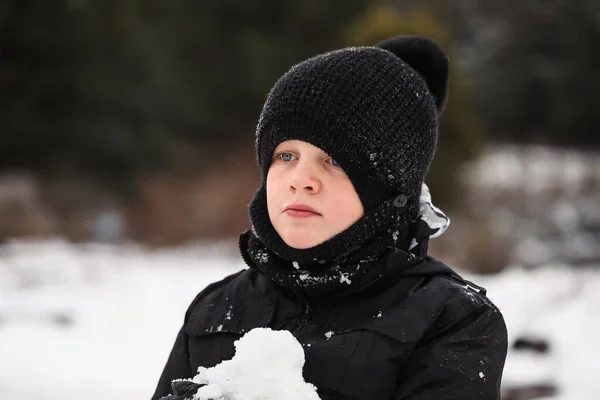 Kaukasische Jongen Spelen Besneeuwde Winter Wonderland — Stockfoto
