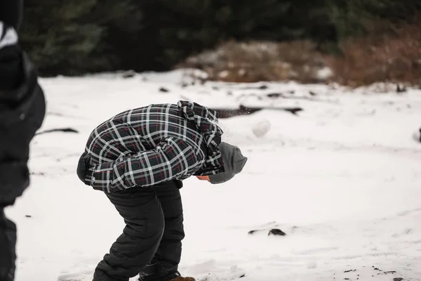 Счастливый Мальчик Играющий Снежной Зимней Стране Чудес — стоковое фото