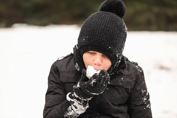 Крупный План Портрета Мальчика Поедающего Снег Время Зимних Каникул — стоковое фото