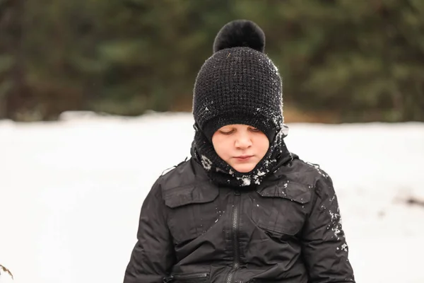 Крупный План Портрета Мальчика Играющего Снежной Зимней Стране Чудес — стоковое фото