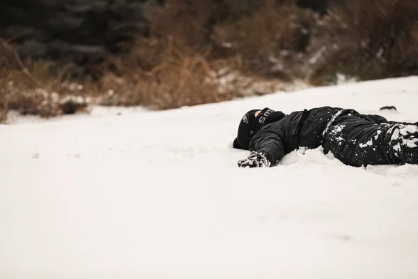 Мальчик Лежит Спине Снегу Копировальным Пространством — стоковое фото