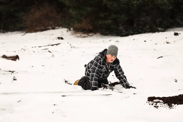 Подросток Играет Снежной Зимней Стране Чудес — стоковое фото