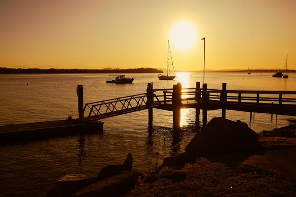 ニューサウスウェールズ州のイルカでの桟橋の上に活気のある午後の夕日 — ストック写真