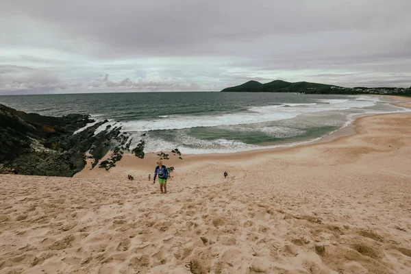 Niños Escalando Grandes Dunas Arena Cerca Playa Forster Nueva Gales — Foto de Stock