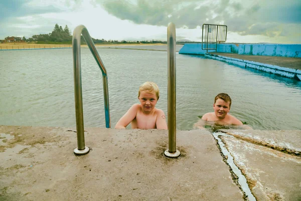 Niños Nadando Piscina Ocean Baths Forster Nueva Gales Del Sur — Foto de Stock