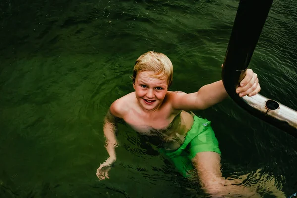 Niños Nadando Piscina Ocean Baths Forster Nueva Gales Del Sur — Foto de Stock