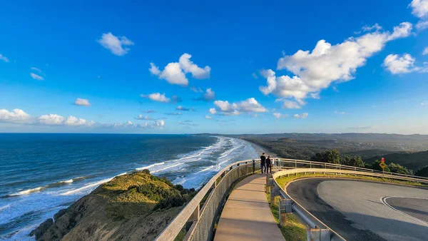 Personnes Marchant Long Sentier Cap Byron Avec Vue Sur Plage — Photo