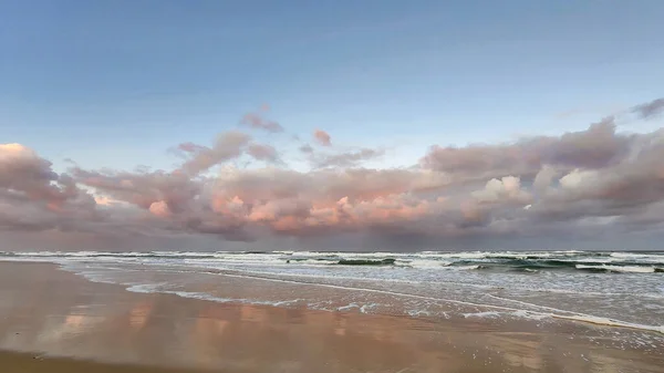 Faggyú Strand Byron Bay Élénk Rózsaszín Felhők Naplementekor — Stock Fotó