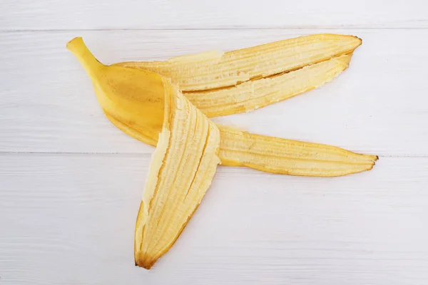 Banan Skal Vit Trä Bakgrund — Stockfoto