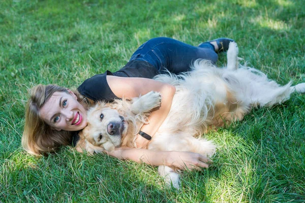 Joven Rubia Con Perro Recuperador Aire Libre — Foto de Stock