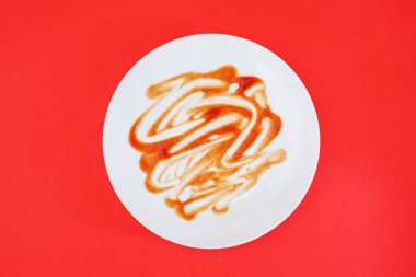 Kirli tabakanın izole edilmiş kırmızı arkaplandaki üst görünümü