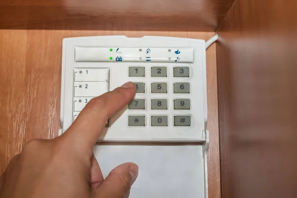 Mão Digitando Senha Sistema Alarme Apartamento Casa Escritório Vigilância Consola — Fotografia de Stock