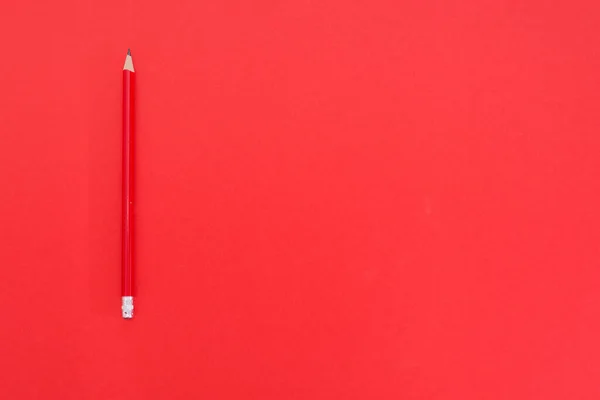 Czerwony Ołówek Czerwonym Tle Przestrzenią Kopiowania Prawej — Zdjęcie stockowe