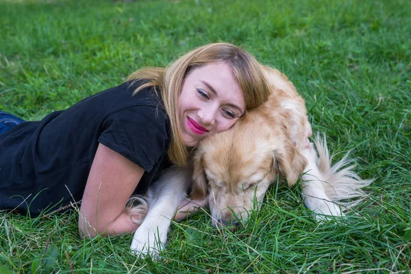 Joven Rubia Con Perro Retriever Parque — Foto de Stock