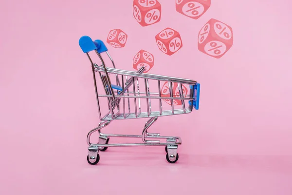 Carrello Blu Con Segni Percentuali Rossi Cubi Sfondo Rosa Concetto — Foto Stock