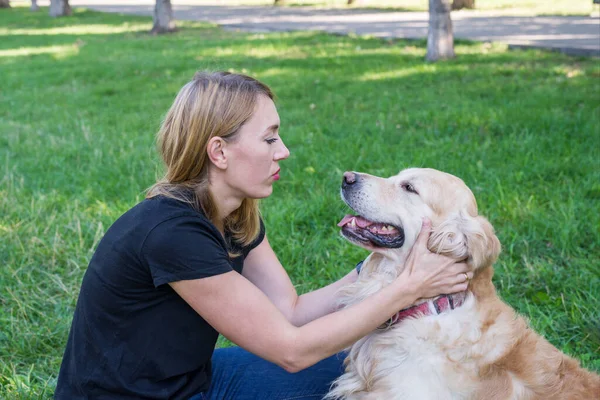 Женщина Ретривер Фоне Зеленой Травы Парке Женщина Общается Своей Собакой — стоковое фото