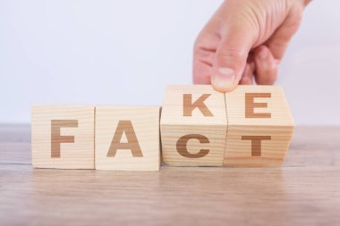 Gerçek ya da sahte konsept, el ters ahşap küp, kelimeyi değiştir, Nisan 1