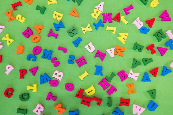 Letras Coloridas Inglês São Aleatoriamente Espalhados Fundo Verde Inglês Alfabeto — Fotografia de Stock