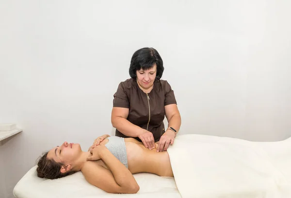 Massagens Massagistas Mulher Barriga Jovem Cliente Sala Massagem — Fotografia de Stock