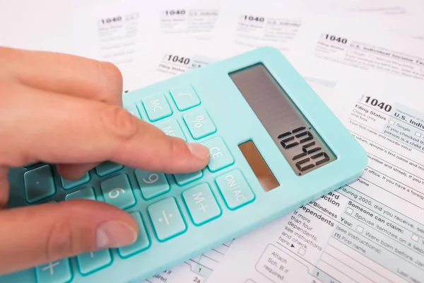 Formularze Podatkowe 1040 Zbliżenie Odcisków Dłoni Kobiety Kalkulatorze — Zdjęcie stockowe