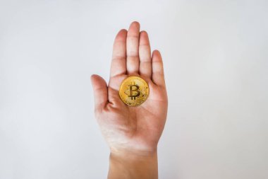 Beyaz arka planda dişi avucundaki bitcoin.