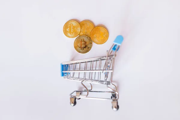 Bitcoins Een Speelgoedwinkelwagentje Een Witte Achtergrond Cryptogeld Kopen Concept — Stockfoto