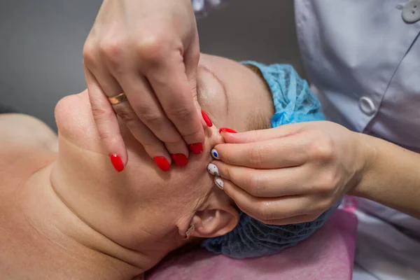 Close Uma Mulher Salão Beleza Durante Procedimento Massagem Facial — Fotografia de Stock