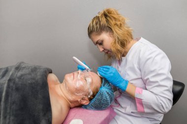 Kaplıca salonundaki yüzün ultrasonik temizliği