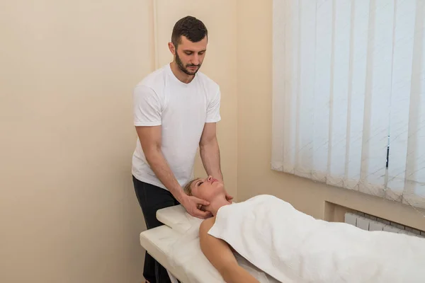 Estetista Massaggiatore Che Massaggio Manuale Rilassante Invecchiamento Del Collo Delle — Foto Stock