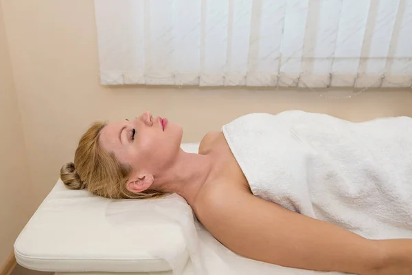 Ontspannen Vrouw Liggend Spa Salon Met Gesloten Ogen Wachtend Massage — Stockfoto