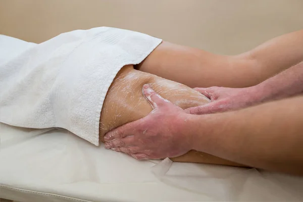 Schoonheidsbehandelingen Spa Massagetherapeut Aanbrengen Scrub Benen Van Het Meisje Benen — Stockfoto